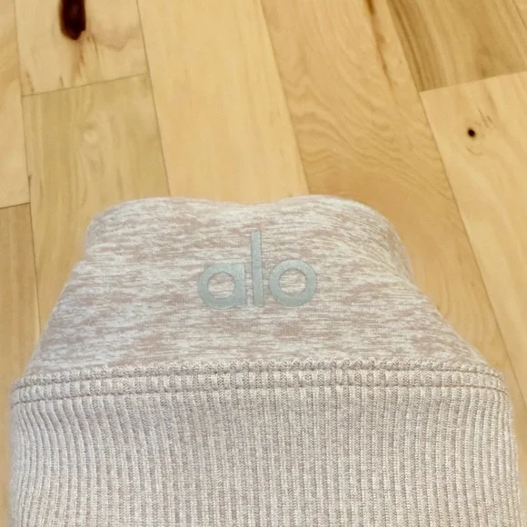 LIKE NEW Alo Yoga Women’s Alosoft Lavish Sports Bra - Picture 3 of 6